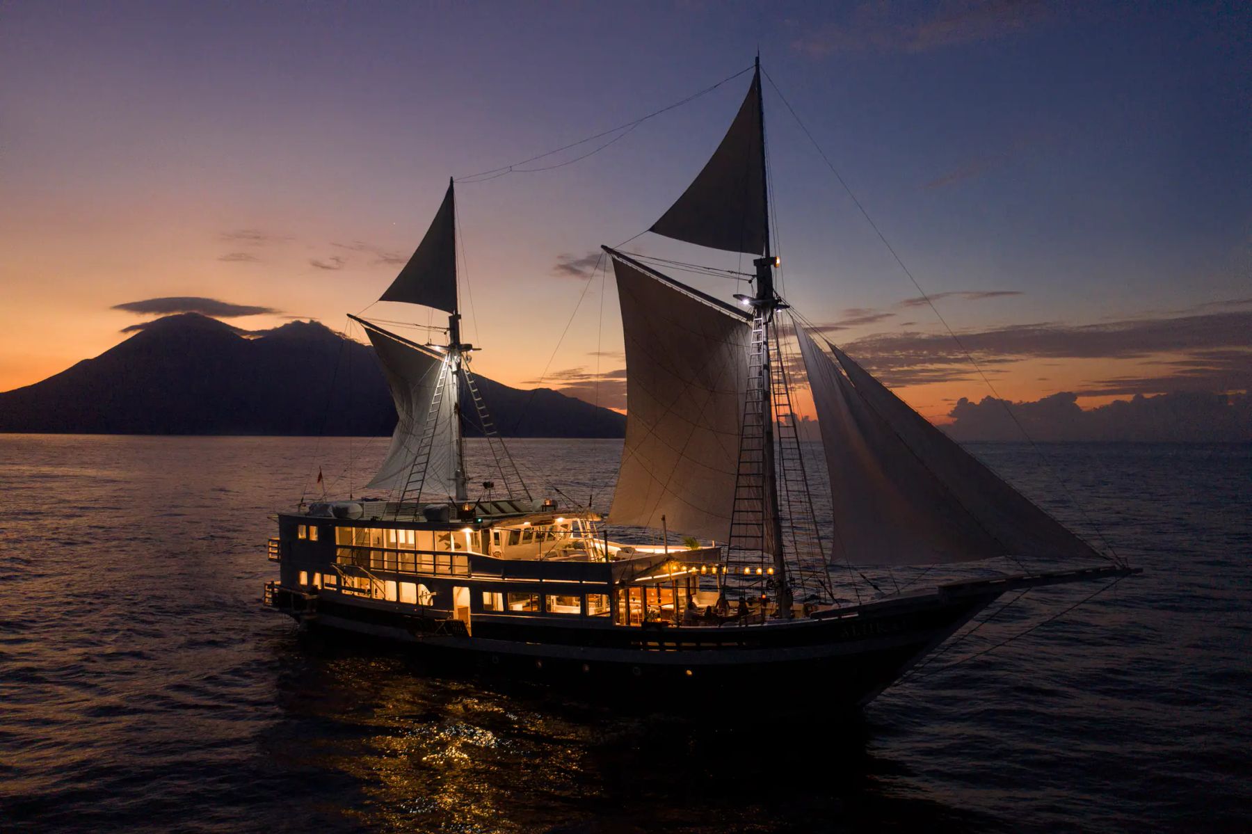 Yate de chárter privado Aliikai navegando al atardecer en aguas indonesias