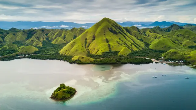 5-Day Komodo & Hidden Bays Yacht Charter Itinerary