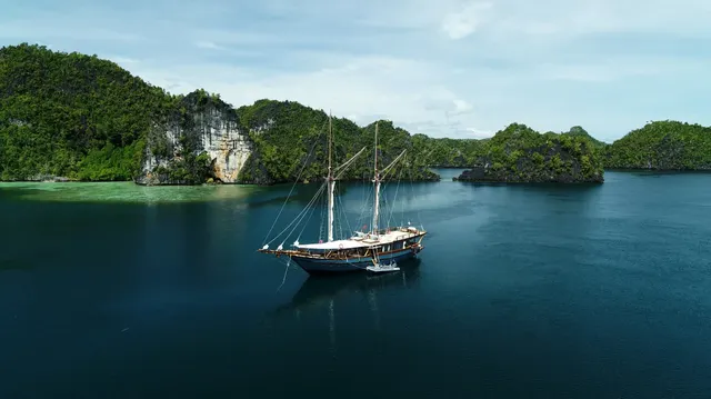 Dewata private yacht charter
