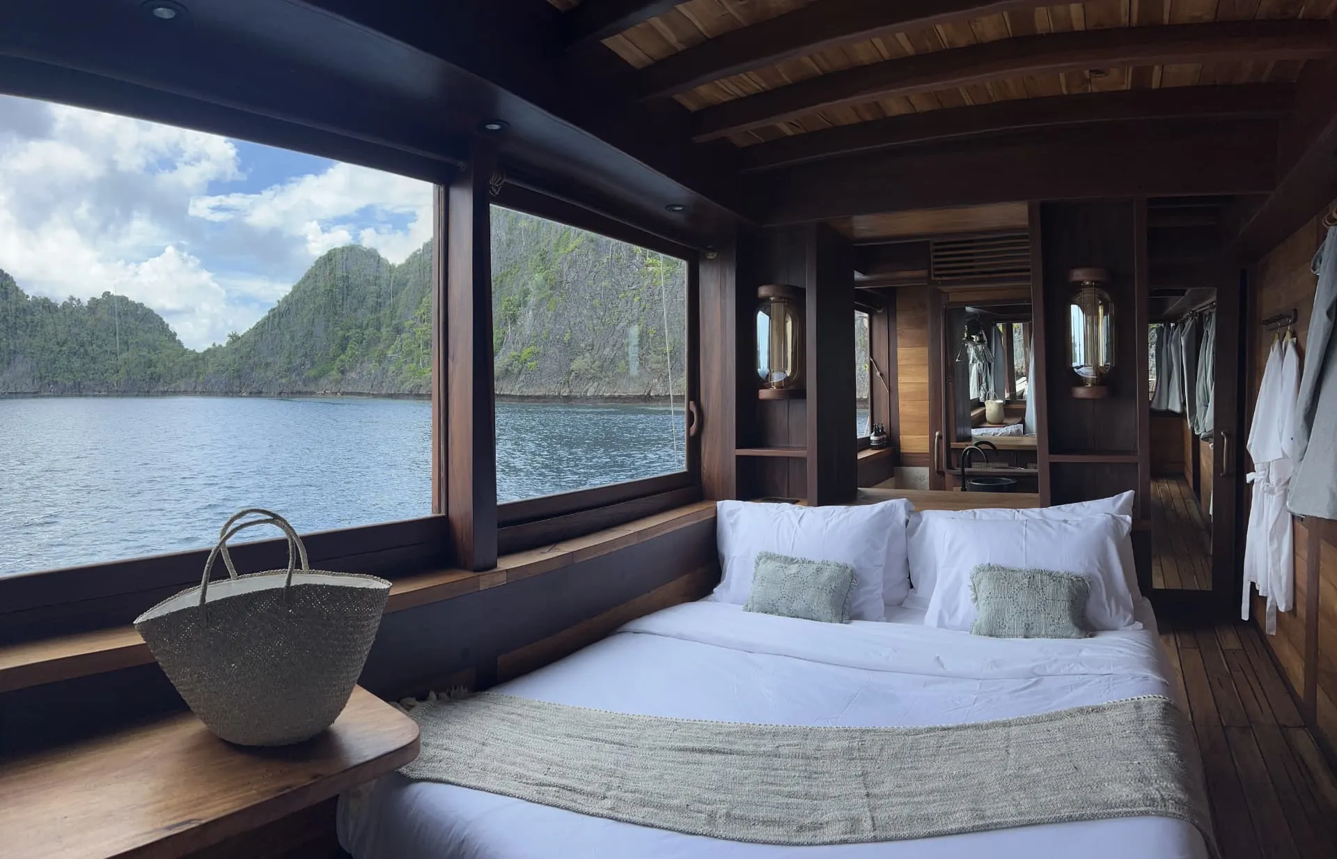 Dewata yacht photo 2
