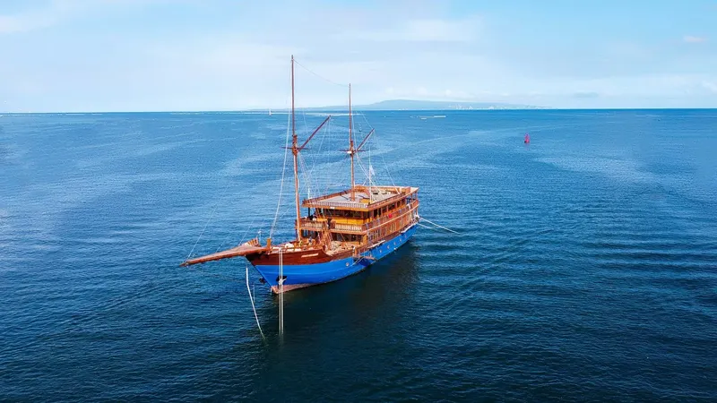 Jeeva Samudera luxury yacht charter Indonesia