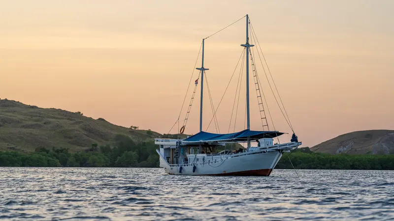 Jinggo Janggo luxury yacht charter Indonesia