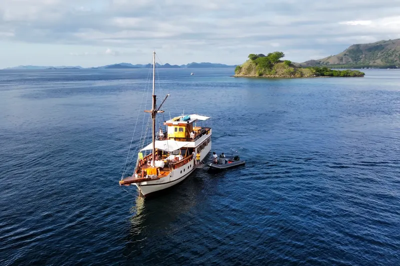 Kelana 2 luxury yacht charter Indonesia