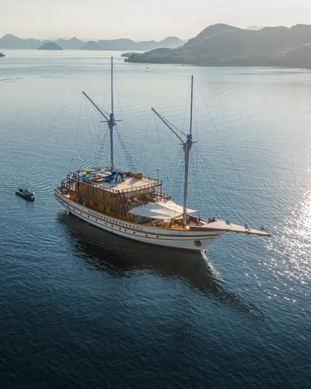 Maj Oceanic private yacht charter