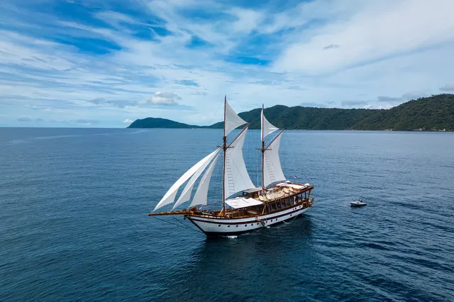Majik private yacht charter