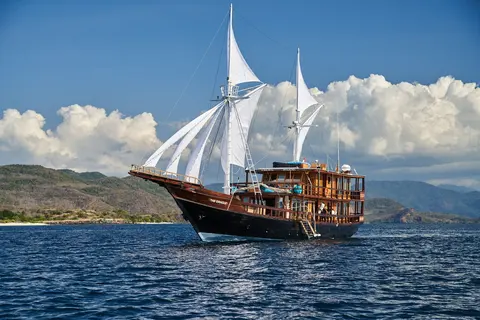 Oracle private yacht charter in Indonesia