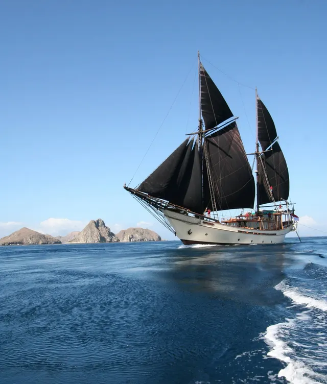 Silolona private yacht charter