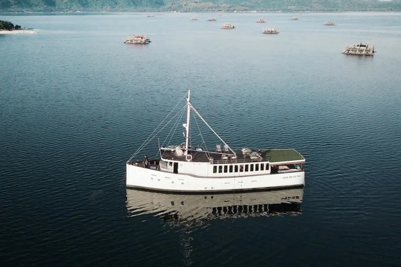 Splendour luxury yacht charter Indonesia